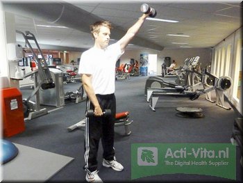 Fout bij Shoulder Press: Dumbbells schuin houden